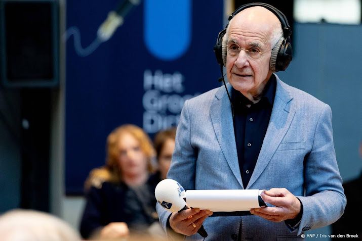 Boekensector bedankt Frits Spits met gouden leeslint