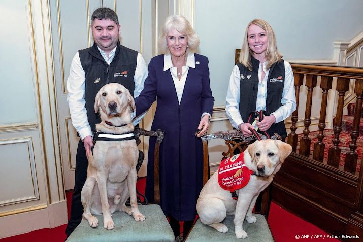 Koningin Camilla trots op medische speurhond Freddy