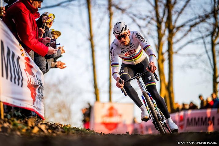 Van der Poel behoudt in Azencross ongeslagen status