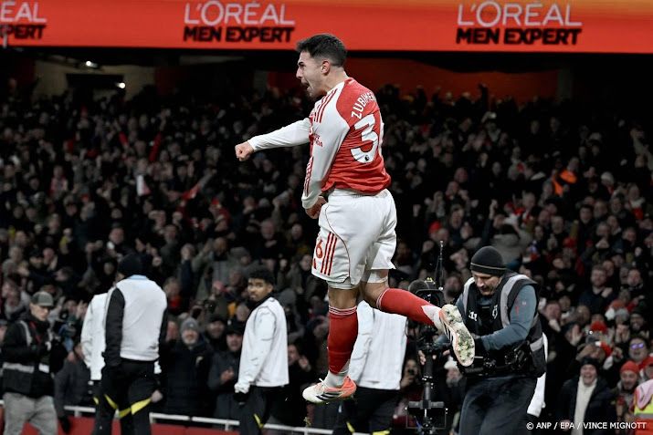 Koploper Arsenal wint topper tegen Aston Villa ruim: 4-1