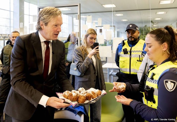 Hilversumse hulpverleners eten oliebol met minister Van Oosten
