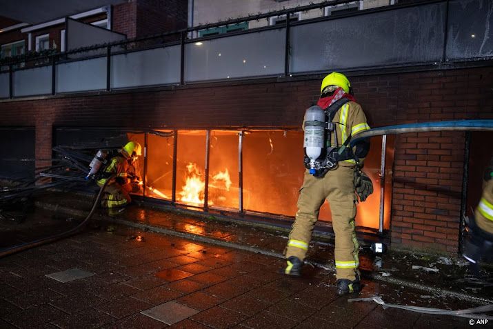 Tientallen bewoners uit woningen gehaald om brand Hellevoetsluis