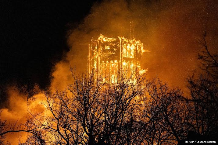 Geen instortingsgevaar meer bij brandende Vondelkerk Amsterdam