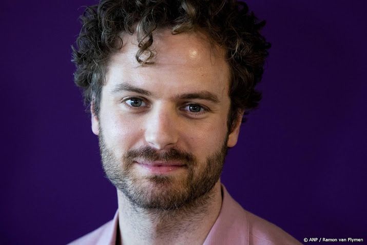 Jim Bakkum treurt om verwoeste Vondelkerk in Amsterdam