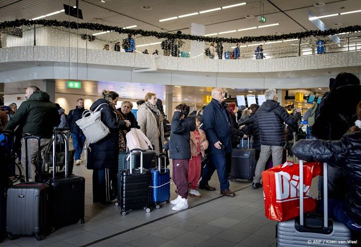 Inmiddels honderden annuleringen op Schiphol door winterse weer
