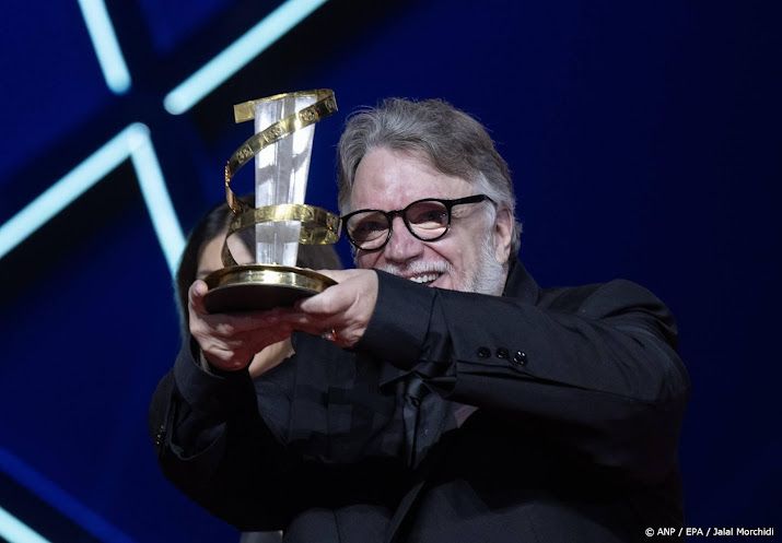 Del Toro speecht met 'gebroken hart' door overlijden van broer