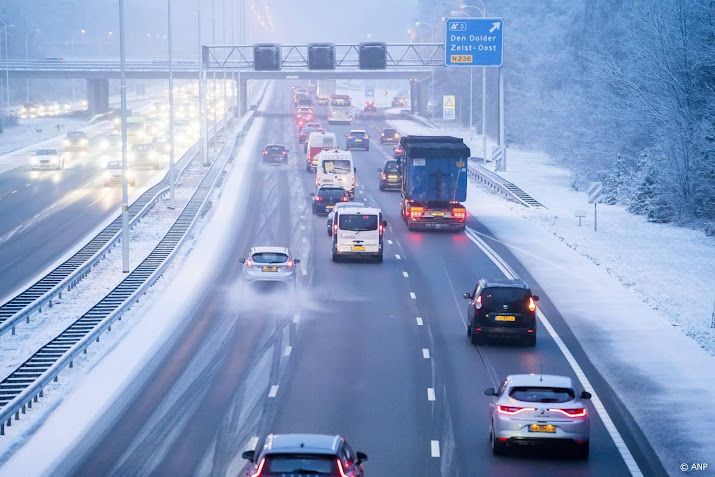 Rijkswaterstaat: mijd wegen in regio Utrecht om winterse weer