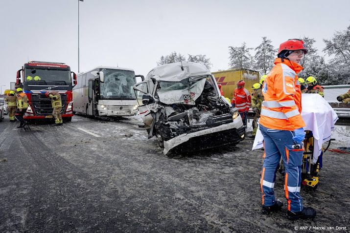 Rijkswaterstaat meldt nog zo'n 175 kilometer file door sneeuw