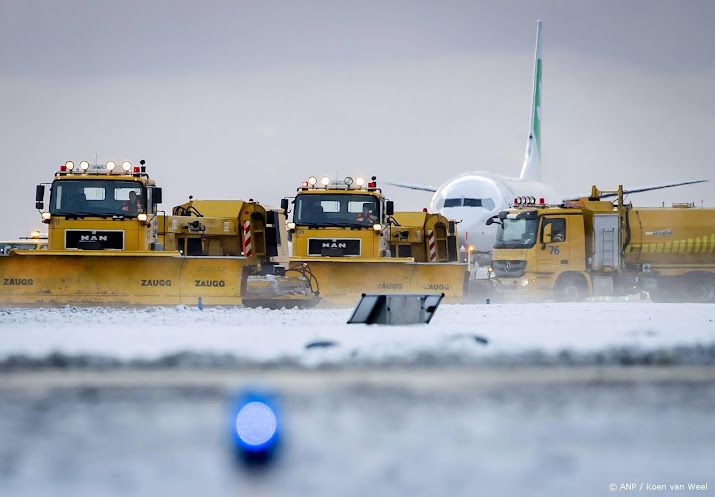 KLM: trucks onderweg met vloeistof voor ijsvrij maken vliegtuigen