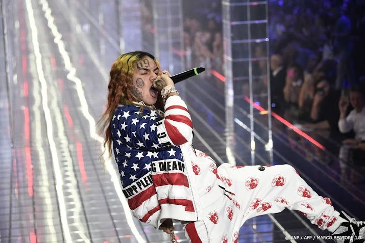 Rapper 6ix9ine meldt zich voor celstraf na schending proeftijd
