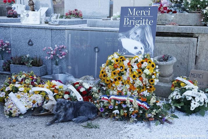 Belangstellenden bezoeken laatste rustplaats van Brigitte Bardot 