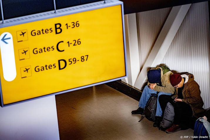 Vrijwilligers Rode Kruis helpen gestrande reizigers op Schiphol 