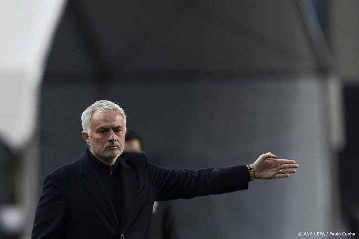 Mourinho verplicht spelers Benfica op trainingscomplex te blijven