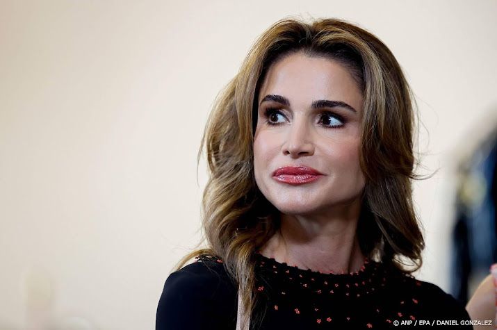 Koningin Rania trekt woestijnduinen in met dochter Salma