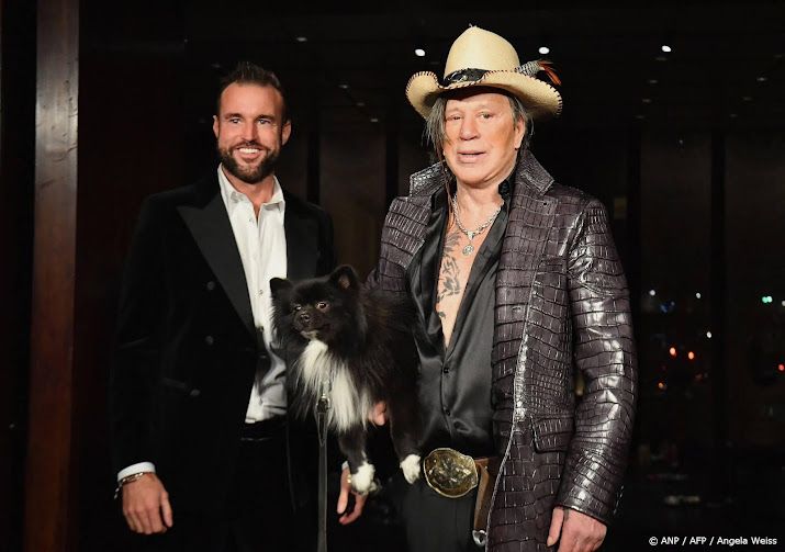 Mickey Rourke levert geweer in bij de politie