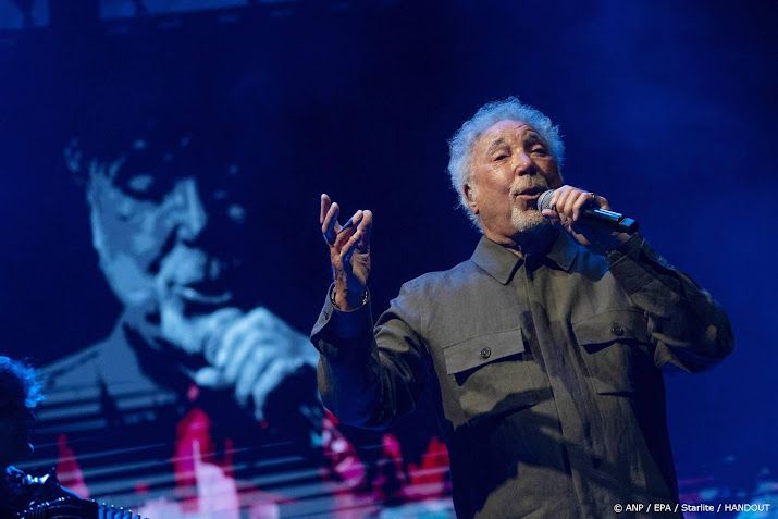 Tom Jones waarschuwt voor scammers op sociale media