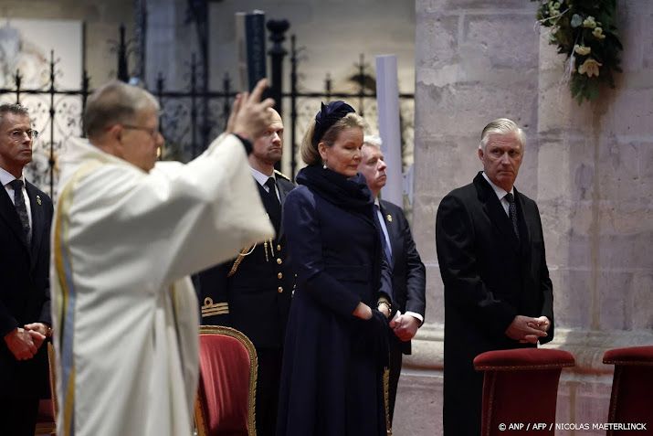 Filip en Mathilde bij eredienst 800-jarig bestaan kathedraal