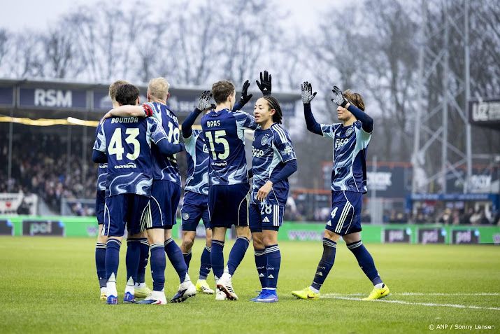 Ajax verkleint achterstand op Feyenoord na zege op Telstar