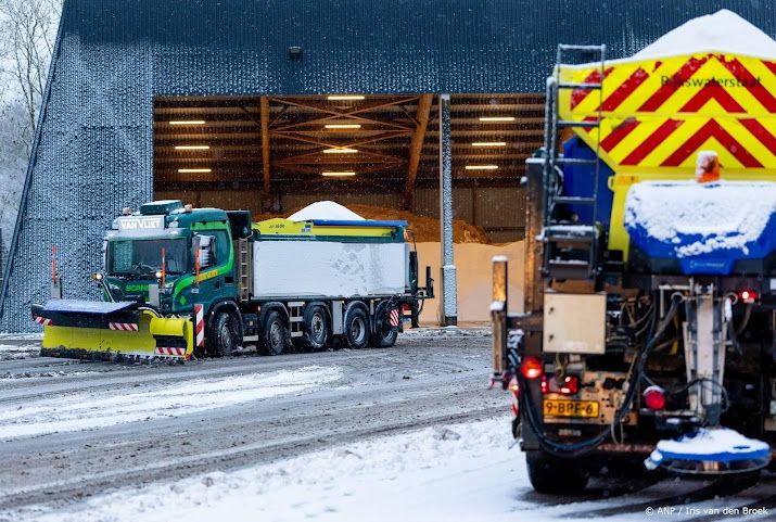 Strooiwagen gekanteld op A59