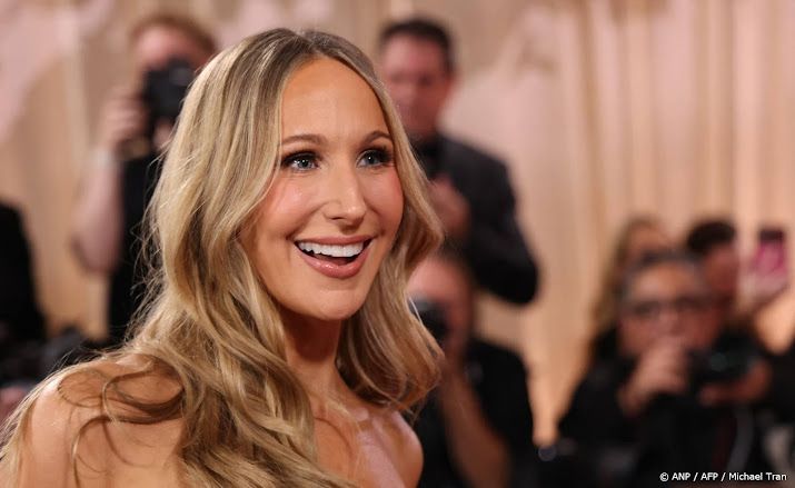 Nikki Glaser grapt over 27-jarige vriendin Leonardo DiCaprio 