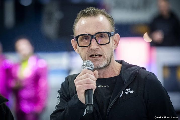 Prins Bernhard poseert met zoon in badjas in Finse sneeuw