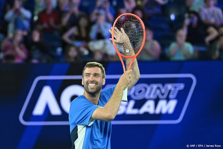 Amateurtennisser wint showformat met toppers in Melbourne