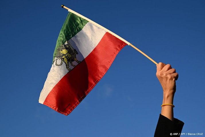 Zo'n 200 mensen bij solidariteitsmars voor Iran in Amsterdam