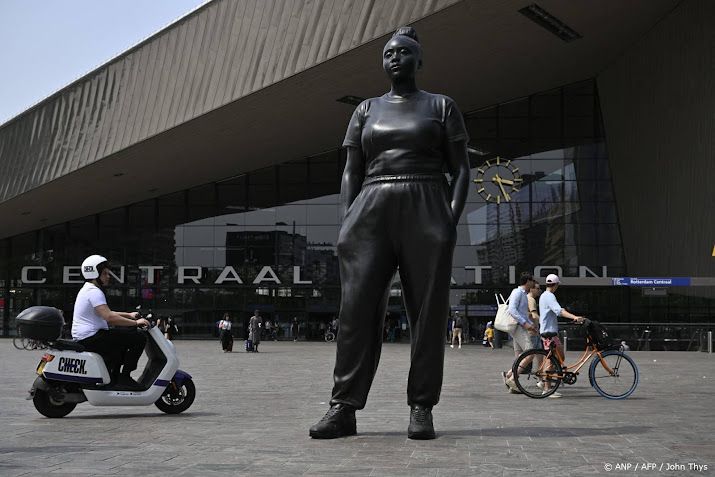 Rotterdam doet aangifte van racistische leus bij standbeeld