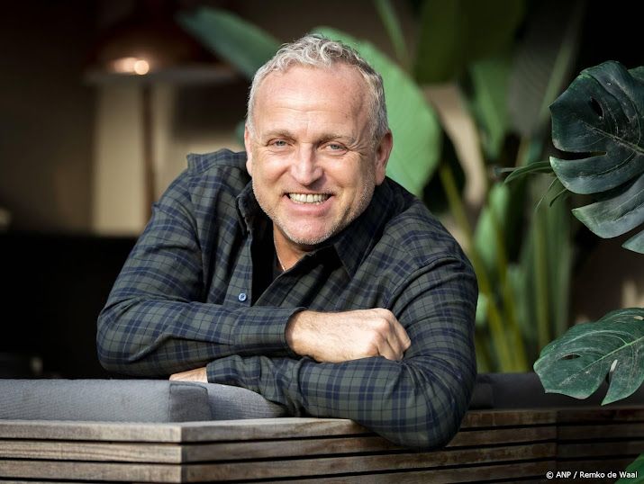 Gordon op het podium tijdens jubileumshow Re-Play