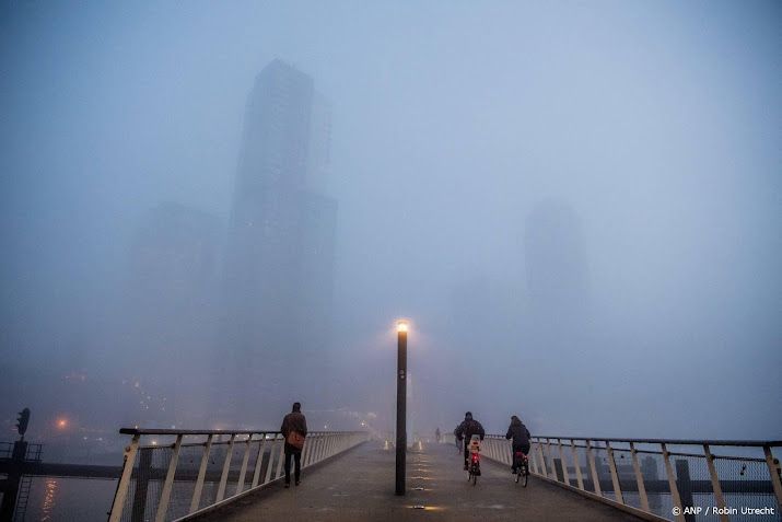 In de nacht plaatselijk dichte mist in het noorden van het land