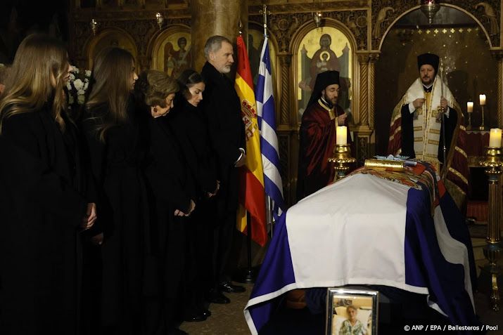 Spaanse koninklijke familie neemt afscheid van prinses Irene 