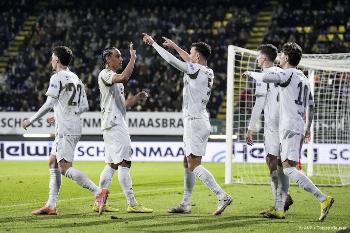 PSV boekt bij Fortuna met moeite vijftiende uitzege op rij