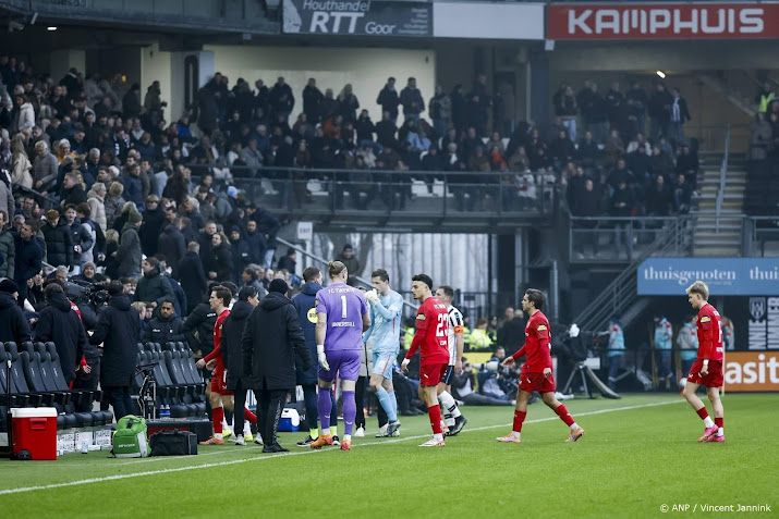 Heracles - FC Twente na halfuur stilgelegd door bekers op veld