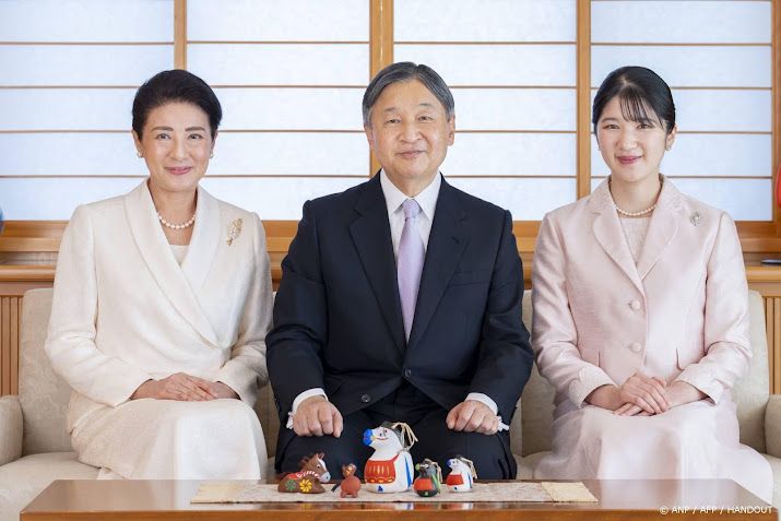 Naruhito en gezin wonen sumoworsteltoernooi in Tokio bij
