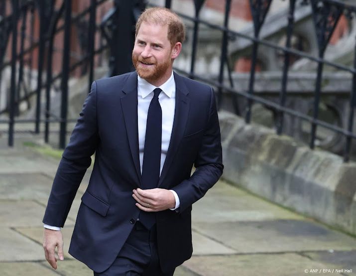 Prins Harry komt aan bij rechtbank voor proces tegen uitgever