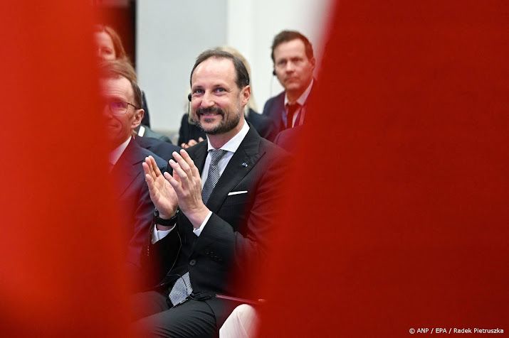 Kroonprins Haakon bezoekt Noorse scheepvaartbedrijven