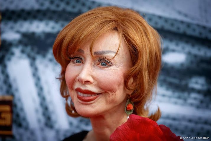 Marijke Helwegen in het gips na val over stoeptegel