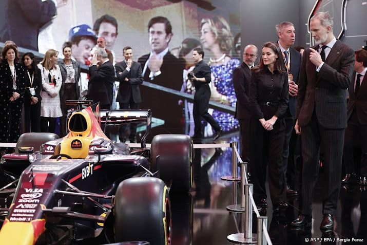 Koningspaar bekijkt F1-auto Verstappen en tekent condoleanceboek