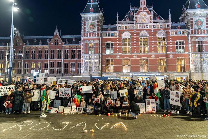 Kaarsen en stilte bij pro-Koerdische demo Amsterdam Centraal