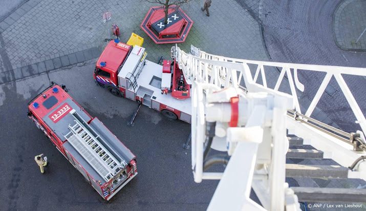Brandweer redt persoon uit brandende woning in Zeewolde