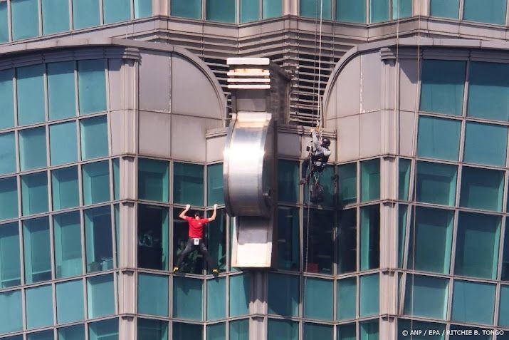 Klimmer Alex Honnold bereikt top van wolkenkrabber Taipei 101
