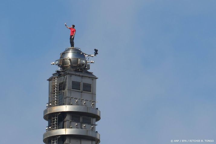 Klimmer Alex Honnold bereikt top van wolkenkrabber Taipei 101
