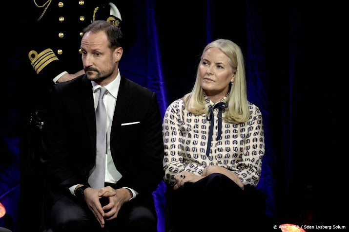 Haakon en Mette-Marit bij herdenkingsbijeenkomst vermoorde tiener