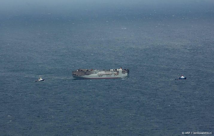 Vrachtschip stuurloos boven Rottumerplaat na brand machinekamer