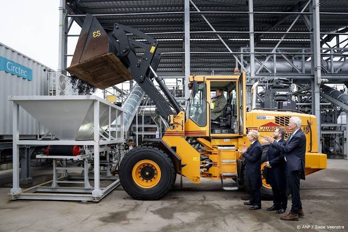 Koning opent nieuwe fabriek van autobandenrecycler met shovel