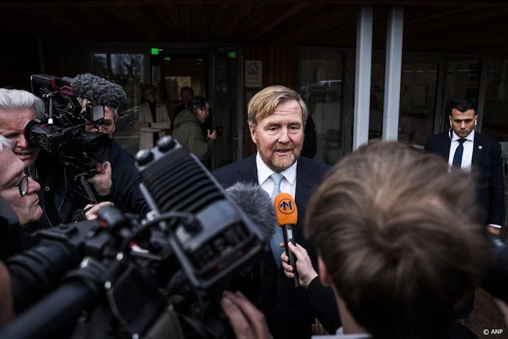 Koning: triest dat bevingsgedupeerden lang in onzekerheid leven