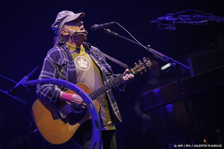 Neil Young geeft muziek aan Groenland en haalt oeuvre van Amazon