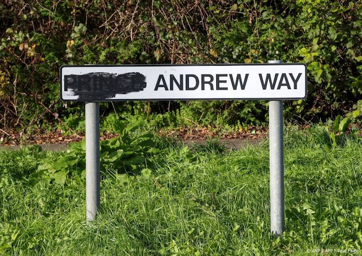 Ex-prins Andrew draagt stiekem toch trui van ereregiment