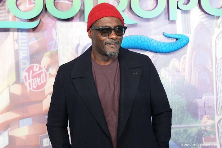 Idris Elba bekeurd voor te hard rijden op scooter 