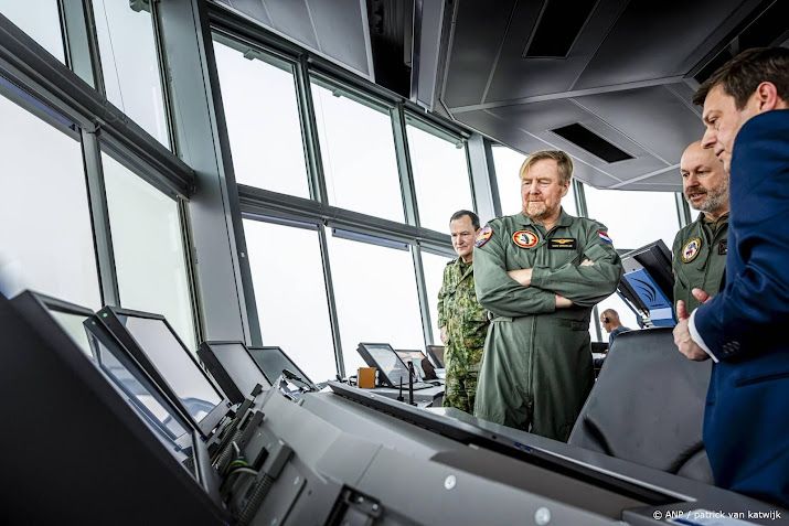 Koning neemt plaats in cockpit MRTT-tankvliegtuig